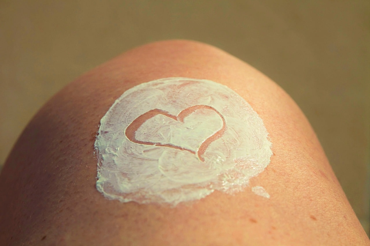 skin of a leg with a sunscreen on it, a heart depicted